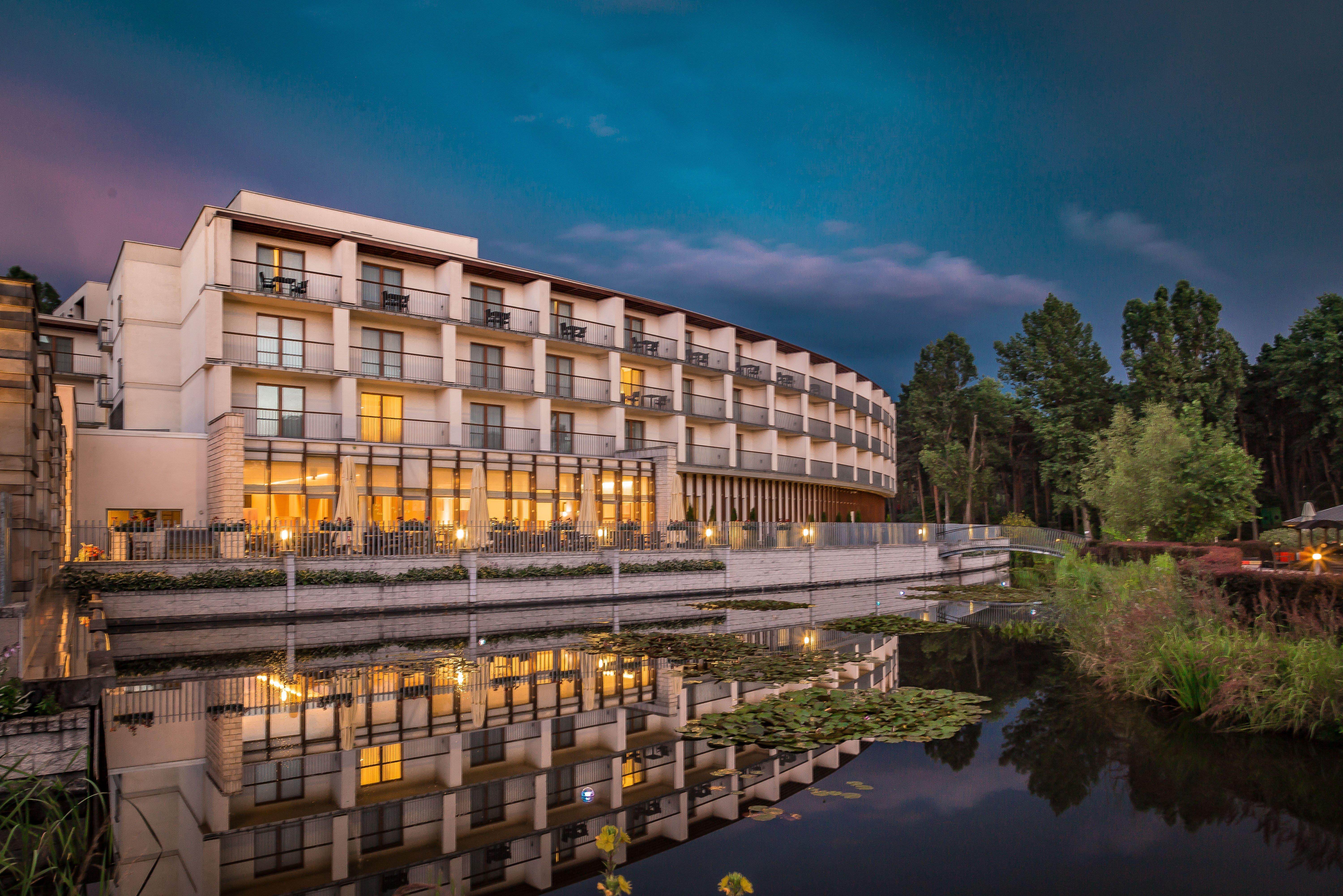 Holiday Inn Resort Warsaw Józefów, an IHG Hotel Jozefow (Masovia) Exterior foto